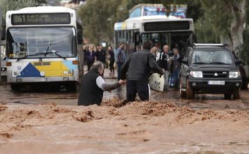 Δημάρχος Μάνδρας: Δεν έχει μείνει τίποτα όρθιο