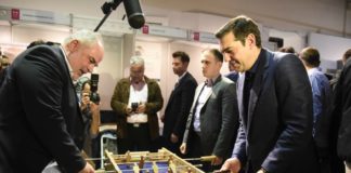 Έπαιξε ποδοσφαιράκι ο Τσίπρας