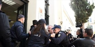 Κατάσταση πολιορκίας στην Ευελπίδων: Δεν μπορούν να βγάλουν τον 58χρονο