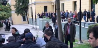 Προπηλακισμός του κατηγορούμενου για τον φόνο της εφοριακού στα δικαστήρια