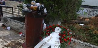 Πέταξαν στα σκουπίδια το στεφάνι του Βαρουφάκη για το Πολυτεχνείο