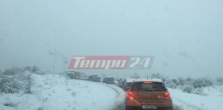Καλάβρυτα: Ακινητοποίηση οχημάτων λόγω έντονης χιονόπτωσης