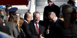 Ο Κοτζιάς υποδέχθηκε τον Ερντογάν με γράβατα που του έκανε δώρο ο Τούρκος πρόεδρος (video)