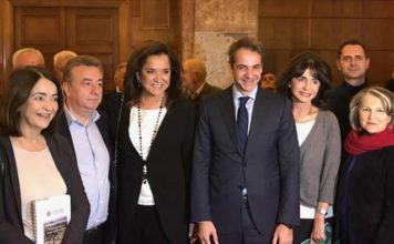 Μητσοτάκης – Μπακογιάννη: Ένας συμβολικός ασπασμός
