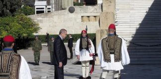 Στεφάνι στον Άγνωστο Στρατιώτη κατέθεσε ο Ερντογάν