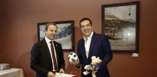 Μπάλα και μασκότ του Μουντιάλ δώρισε στον Τσίπρα ο Ντβόρκοβιτς