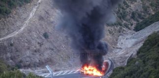 Nταλίκα τυλίχτηκε στις φλόγες στην Εγνατία Οδό (video)