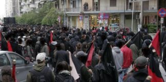 Συμπλοκή χρυσαυγιτών και αντιεξουσιαστών στο Ηράκλειο – Τζιπ εισέβαλε σε πλήθος