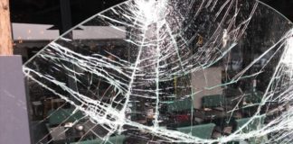 Άγνωστοι έσπασαν βιτρίνες καταστημάτων στη Ερμού