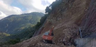 Ολόκληρη πλαγιά κατέπεσε στο δρόμο προς Άγραφα