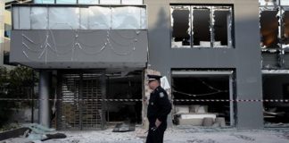 Σοβαρές υλικές ζημιές από την έκρηξη βόμβας σε κατάστημα