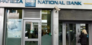 Καταδρομική επίθεση κουκουλοφόρων σε τράπεζες στη Χαλκοκονδύλη