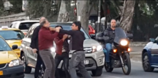Οδηγοί ήρθαν στα χέρια στη μέση του δρόμου
