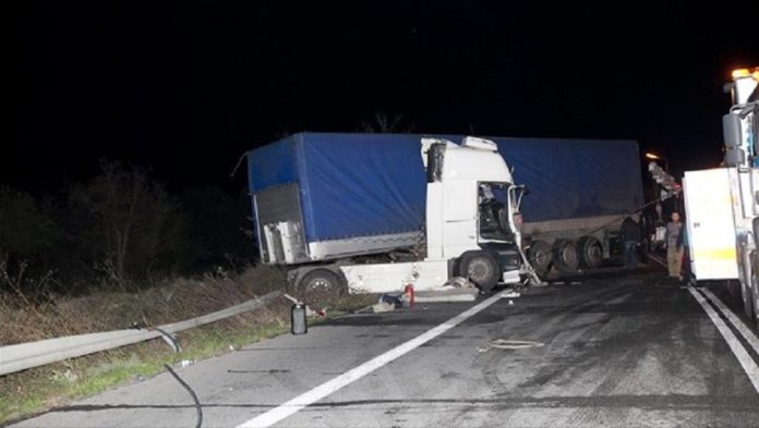 Στάχτες έγινε νταλίκα με φρούτα τα ξημερώματα έξω από το Βόλο