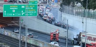 Φορτηγό τυλίχθηκε στις φλόγες στην Αττική Οδό