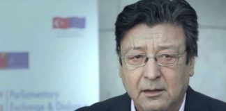 Πέθανε ο καθηγητής Βασίλης Καρύδης