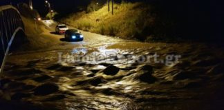 Εγκλωβίστηκαν με το αυτοκίνητο μέσα στο χείμαρρο!