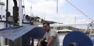 Αιγύπτιος ψαράς έσωσε με το καΐκι του ανθρώπινες ζωές (video)