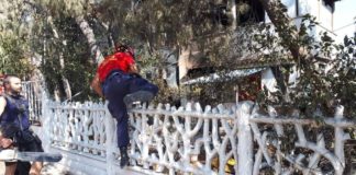 Πόρτα – πόρτα ψάχνουν οι διασώστες για αγνοούμενους
