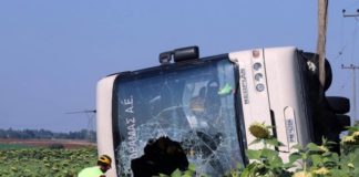 Δράμα : Εικόνες από την ανατροπή του λεωφορείου κοντά στην Αμφίπολη