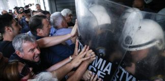 ΠΟΕΔΗΝ: Νέα συγκέντρωση στο υπ. Οικονομικών, καταγγέλλουν τη βία των ΜΑΤ