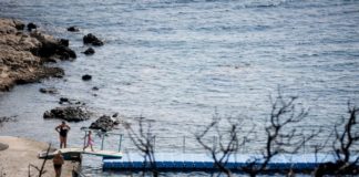 Το καλοκαίρι συνεχίζεται στα καμένα – Λουόμενοι κάνουν το μπάνιο τους στο λιμανάκι της Ραφήνας
