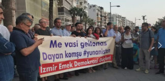 «Κρατάτε γείτονες» -Τούρκοι διαδηλώνουν έξω από το ελληνικό προξενείο στην Σμύρνη