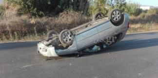 Τούμπαρε αυτοκίνητο στη μέση του δρόμου