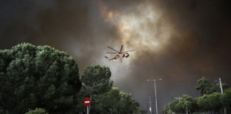 Φωτιές στην Αττική: Η Ελλάδα θρηνεί. Δύο νεκροί και 28 τραυματίες