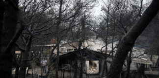 Έπιασαν νεαρούς που έκαναν πλιάτσικο στα καμένα