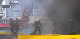 «Ελ. Βενιζέλος»: Δύσκολο το έργο των πυροσβεστών, άνοιξαν τρύπες στα γκαράζ
