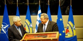 Ο Καμμένος έκανε δώρο στον Κουβέλη ένα όπλο