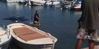 Πήγε να βγάλει το σκάφος στην στεριά και έριξε το αυτοκίνητο στη θάλασσα