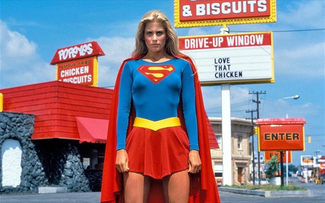 to-supergirl-analambanei-drasi-sti-megali-othoni