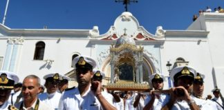 Η Ελλάδα «φοράει» τα γιορτινά της και αποτίει τιμές στην Παναγία