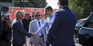 Χωρίς γραβάτα ο Μητσοτάκης ΔΕΘ: “Βλέπω και δεξιά και αριστερά”
