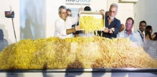 Η Νάξος κατέρριψε το ρεκόρ Γκίνες: Σέρβιρε 625 κιλά πατάτες σε μια τηγανιά (video)