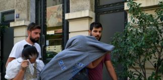 Σε δίκη οι δύο γυναίκες που έριχναν υγρό σε εκθέματα μουσείων