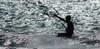 Πήγαν για kite surf με 9 μποφόρ στη Στυλίδα και τους παρέσυρε ο αέρας