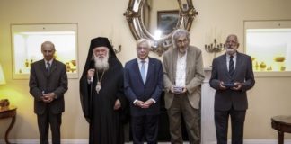 Το παράσημο του Ταξιάρχη της Τιμής στους Σόρογκα, Τριανταφυλλόπουλο και Χατζηγιακουμή