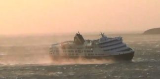 Το Τήνος SUPER FERRY δίνει μάχη με τα 10 μποφόρ (video)