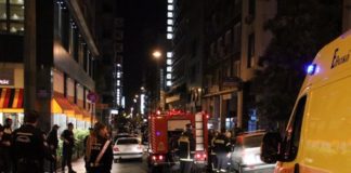Το ΑΤ Ομονοίας στις φλόγες -Η στιγμή της επίθεσης από τους κουκουλοφόρους (video)