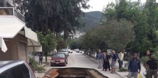 Άνοιξε η γη και κατάπιε αυτοκίνητο