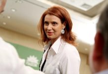 Η Μπατζελή καταγγέλλει τη σιωπή του ΠΑΣΟΚ μετά τον καβγά του Δημήτρη Κωνσταντόπουλου με την Άννα Παπαδοπούλου: «Καμία ανοχή στον λεκτικό εκφοβισμό»