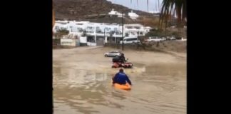 Μύκονος: Βγήκε με κανό στους πλημμυρισμένους δρόμους (video)