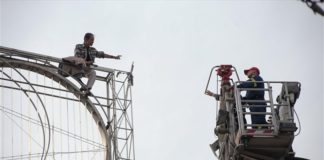 Λήξη συναγερμού στην Ομόνοια με άντρα που απειλούσε να αυτοκτονήσει