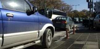 Το χαβά τους οι οδηγοί: 687 παραβάσεις για παρκάρισμα πάνω σε ράμπες αναπήρων