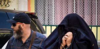 Με χειροπέδες και με κουκούλα οδηγήθηκε στον ανακριτή ο «καθηγητής φακελάκης» του ΤΕΙ Σερρών