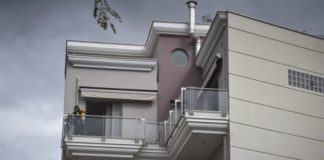 Οικογενειακή τραγωδία: Η μητριά του 29χρονου γλίτωσε γιατί κλειδώθηκε στο μπάνιο