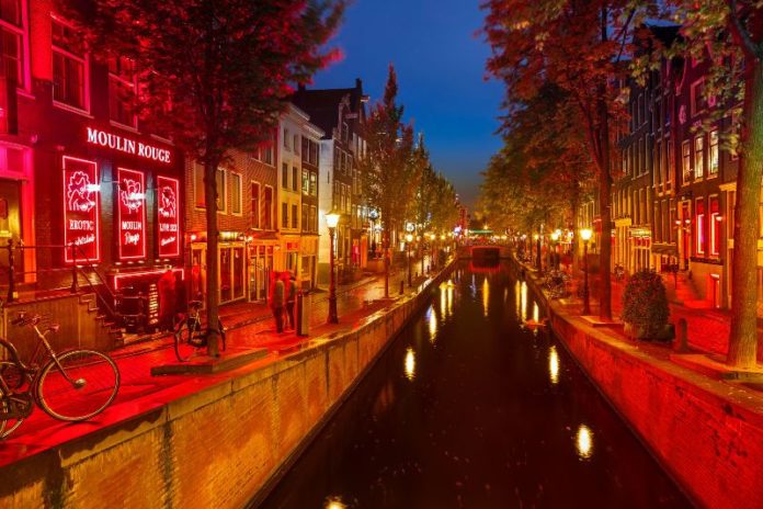 amsterntam-kokkina-fanaria